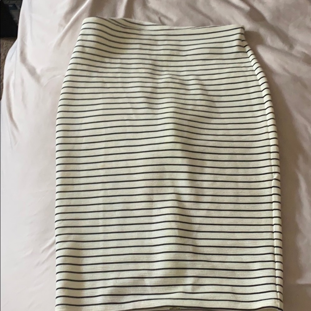 BarIII Skirt off white and black stripes